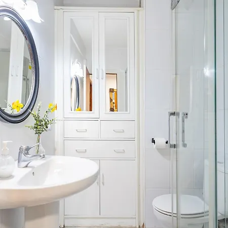 Music-Inspired Stay Near Mezquita Jewish Quarter *