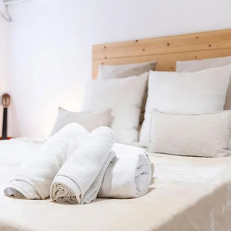 Music-Inspired Stay Near Mezquita Jewish Quarter *